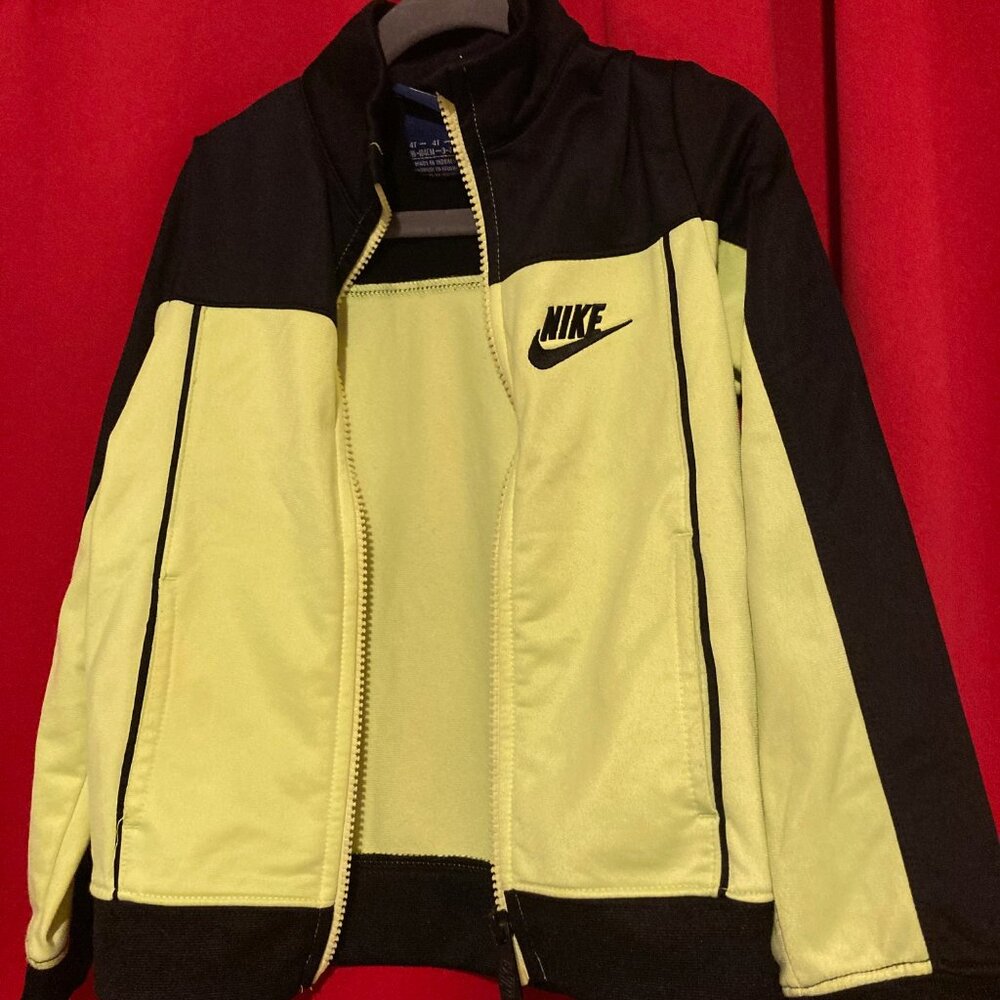 Nike Boys' Sweatshirt - Long sleeves, 2 pockets and a zipper closure. Sz 4T